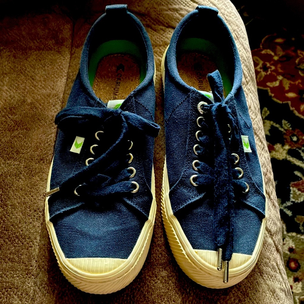 Cariuma- Womens Navy Blue Canvas oca low top off white sneaker, 9.5